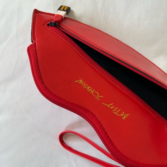 Betsey Johnson Red Lips Clutch Flat Wristlet Wallet with Lipstick Zipper - Picture 5 of 6